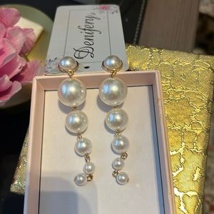 Graduated different size pearl earrings